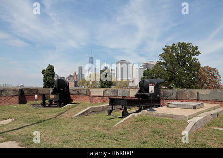 Due 15 pollici Rodman pistola cannoni di artiglieria dal 1861 sulla Governors Island, New York, Stati Uniti. Foto Stock