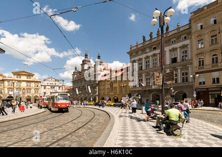 Malostranske Namesti (Piazza) nel quartiere del Castello di Praga nella Repubblica Ceca. La piazza è il principale capolinea del tram e di ha Foto Stock