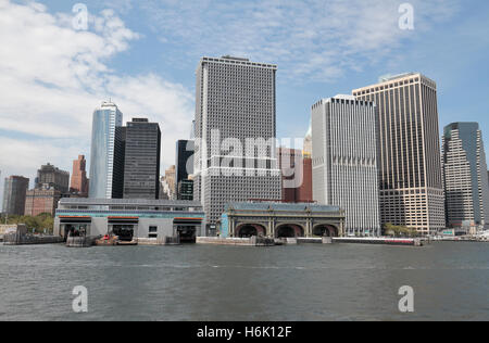 Vista da una Governors Island Ferry Lower Manhattan, New York, Stati Uniti. Foto Stock