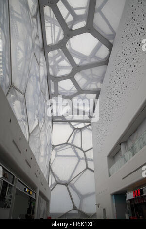 Interno del Beijing National Aquatics Centre, costruito per le Olimpiadi di Pechino da parte di un consorzio di architetti e costruttori. Foto Stock