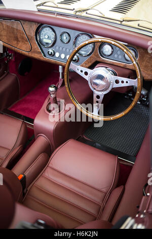 Cruscotto e interno di Morgan Auto sportiva che mostra Yarwood imperiale e cuoio Motorlita volante in legno Foto Stock