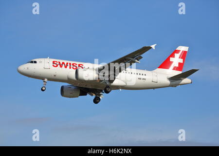 Swiss International Airlines Airbus A319-112 HB-IPX in atterraggio a Heathrow Foto Stock