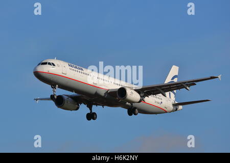 Aegean Airlines Airbus A321-200 SX-DGP atterraggio all'Aeroporto Heathrow di Londra, Regno Unito Foto Stock