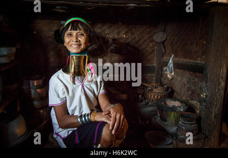 Lago Inle, Myanmar, 17 Novembre 2014: Kayan tribù donna nella sua cucina in posa Foto Stock