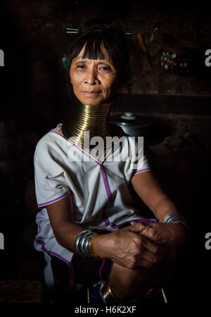 Lago Inle, Myanmar, 17 Novembre 2014: Kayan tribù donna nella sua cucina in posa Foto Stock