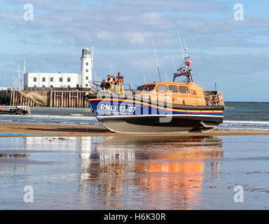 Spiaggiata RNLI Shannon scialuppa di salvataggio della classe 13-07 a Scarborough Yorkshire Regno Unito Foto Stock