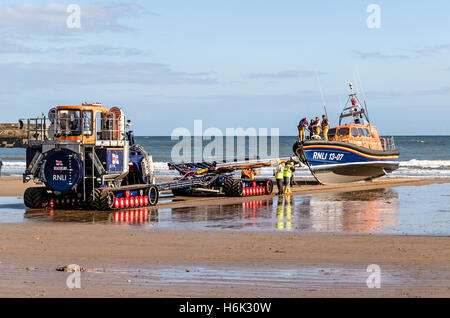 Recupero RNLI Shannon scialuppa di salvataggio della classe 13-07 con il trattore Supercat e carrello a Scarborough Yorkshire Regno Unito Foto Stock