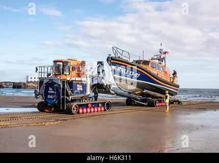 Recupero RNLI Shannon scialuppa di salvataggio della classe 13-07 con il trattore Supercat e carrello a Scarborough Yorkshire Regno Unito Foto Stock