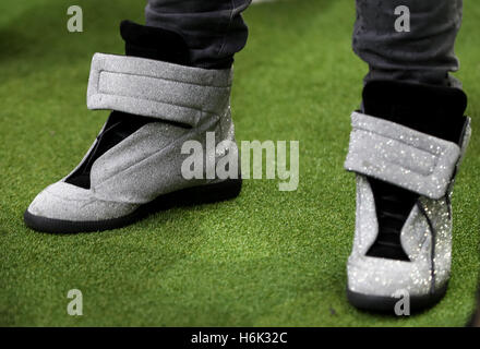 Le scarpe di Paul Pomba del Manchester United durante la partita della NFL International Series allo stadio Wembley, Londra. PREMERE ASSOCIAZIONE foto. Data immagine: Domenica 30 ottobre 2016. Vedi PA storia GRIDIRON Londra. Il credito fotografico dovrebbe essere: Simon Cooper/PA Wire. Foto Stock