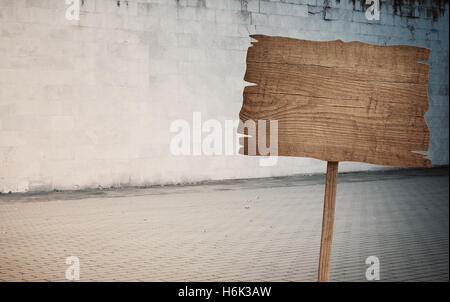 Weathered cinder block, muro di mattoni texture, segno di legno e la passerella Foto Stock