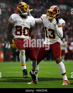 Washington Redskins Wide Receiver Jamison Crowder (a sinistra) celebra il terzo touchdown del suo fianco durante la partita della NFL International Series allo stadio di Wembley, Londra. PREMERE ASSOCIAZIONE foto. Data immagine: Domenica 30 ottobre 2016. Vedi PA storia GRIDIRON Londra. Il credito fotografico dovrebbe essere: Simon Cooper/PA Wire. Foto Stock