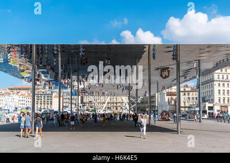 Marseille, Francia - 25 Settembre 2016: persone all'entrata del vecchio porto stazione della metropolitana Foto Stock