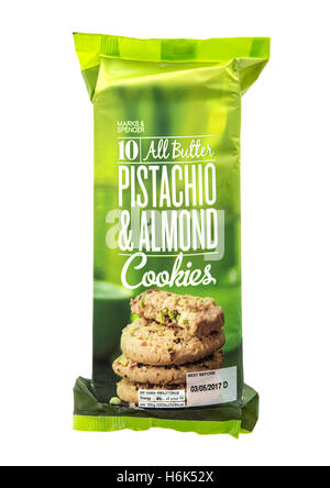 Marks & Spencer pistacchio e mandorla tutti i biscotti al burro su uno sfondo bianco. Foto Stock