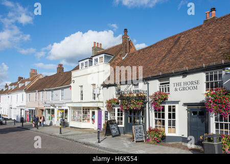 Xvii secolo il cavallo & Groom Inn, Broad Street, New Alresford, Hampshire, Inghilterra, Regno Unito Foto Stock