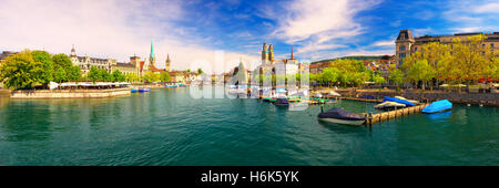 Vista del centro storico di Zurigo centro città con il famoso Fraumunster Grossmunster e Chiesa, Limmat e lago di Zurigo, Svizzera Foto Stock