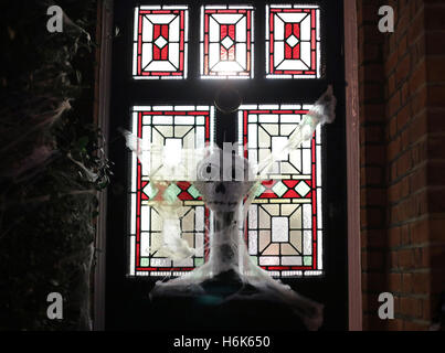 In tema Halloween decorazioni sulla porta anteriore di una casa nella zona nord di Londra, precedendo di celebrazioni di Halloween di domani. Foto Stock