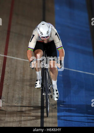 La Gran Bretagna di Mark Cavendish compete in uomini della Chase finale durante il giorno sei dei sei giorni della manifestazione presso Lee Valley Velopark, Londra. Foto Stock