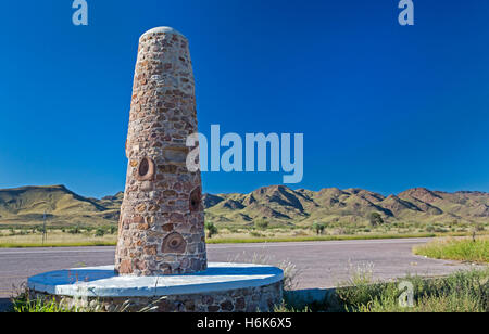 Apache, Arizona - un monumento segna il 1886 rinuncia di Apache con il leader indiano Geronimo. Foto Stock