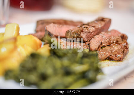 Fette di manzo Angus Streak con spinaci e patate close up Foto Stock