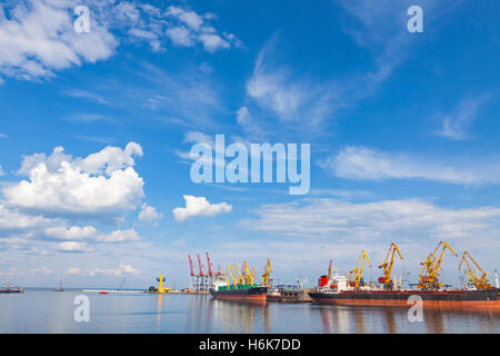 Sollevamento gru da carico e per la nave nel porto di mare di Odessa, Mar Nero, Ucraina Foto Stock