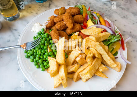 Gli scampi e i chip con giardino insalata di piselli e tartare di salsa in una caffetteria in Saltburn dal Sea North Yorkshire Foto Stock