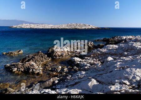 Vista dalla spiaggia Ftenaghia, Chalki isola vicino a RODI, DODECANNESO isole, Grecia. Foto Stock