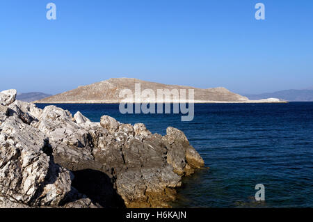 Vista dalla spiaggia Ftenaghia, Chalki isola vicino a RODI, DODECANNESO isole, Grecia. Foto Stock