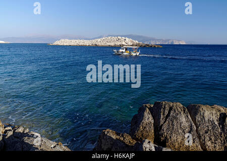 Vista dalla spiaggia Ftenaghia, Chalki isola vicino a RODI, DODECANNESO isole, Grecia. Foto Stock