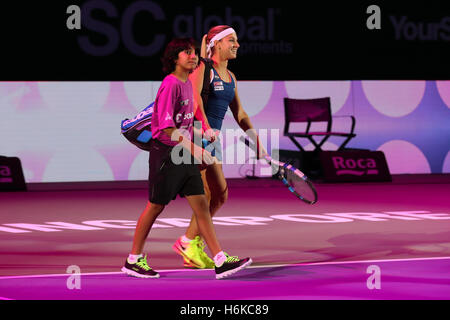 Singapore indoor stadium, Singapore. Il 30 ottobre, 2016. BNP Paribas WTA finals Women Tennis Association. Lettore slovacco Dominika Cibulkova entra alla corte di svolgere il credito finale: Yan Lerval/Alamy Live News Foto Stock