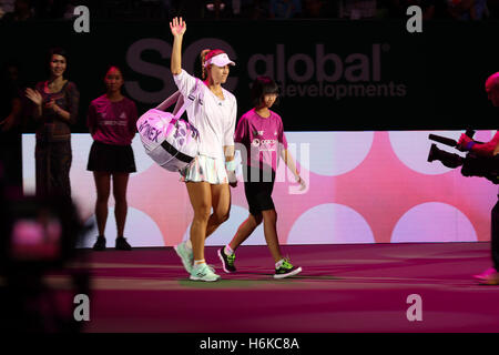 Singapore indoor stadium, Singapore. Il 30 ottobre, 2016. BNP Paribas WTA finals Women Tennis Association .giocatore tedesco Angelique Kerber entra alla corte di svolgere il credito finale: Yan Lerval/Alamy Live News Foto Stock