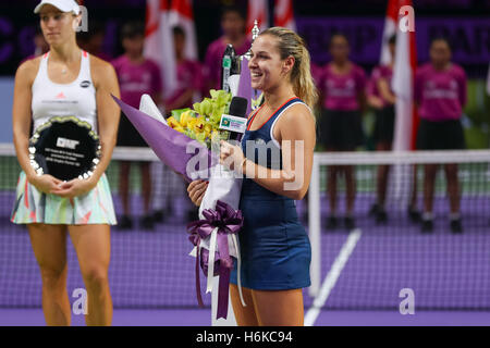 Singapore indoor stadium, Singapore. Il 30 ottobre, 2016. BNP Paribas WTA finals Women Tennis Association.giocatore slovacco Dominika Cibulkova parla alla folla dopo il credito finale: Yan Lerval/Alamy Live News Foto Stock