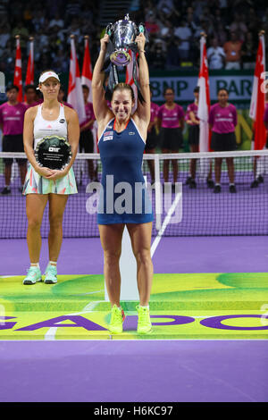 Singapore indoor stadium, Singapore. Il 30 ottobre, 2016. BNP Paribas WTA finals Women Tennis Association .giocatore slovacco Dominika Cibulkova sta tenendo il trofeo Credito: Yan Lerval/Alamy Live News Foto Stock