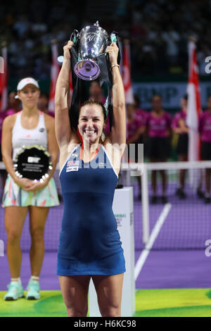 Singapore indoor stadium, Singapore. Il 30 ottobre, 2016. BNP Paribas WTA finals Women Tennis Association .giocatore slovacco Dominika Cibulkova sta tenendo il trofeo Credito: Yan Lerval/Alamy Live News Foto Stock