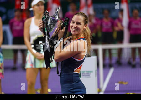 Singapore indoor stadium, Singapore. Il 30 ottobre, 2016. BNP Paribas WTA finals Women Tennis Association .giocatore slovacco Dominika Cibulkova sta tenendo il trofeo Credito: Yan Lerval/Alamy Live News Foto Stock