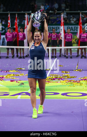 Singapore indoor stadium, Singapore. Il 30 ottobre, 2016. BNP Paribas WTA finals Women Tennis Association .giocatore slovacco Dominika Cibulkova sta tenendo il trofeo Credito: Yan Lerval/Alamy Live News Foto Stock