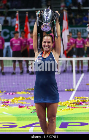 Singapore indoor stadium, Singapore. Il 30 ottobre, 2016. BNP Paribas WTA finals Women Tennis Association .giocatore slovacco Dominika Cibulkova sta tenendo il trofeo Credito: Yan Lerval/Alamy Live News Foto Stock