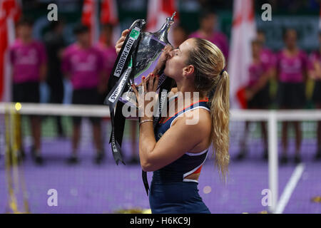 Singapore indoor stadium, Singapore. Il 30 ottobre, 2016. BNP Paribas WTA finals Women Tennis Association .giocatore slovacco Dominika Cibulkova sta tenendo il trofeo Credito: Yan Lerval/Alamy Live News Foto Stock