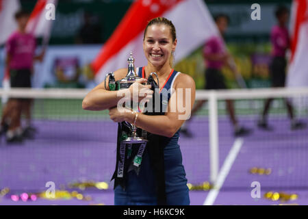 Singapore indoor stadium, Singapore. Il 30 ottobre, 2016. BNP Paribas WTA finals Women Tennis Association .giocatore slovacco Dominika Cibulkova sta tenendo il trofeo Credito: Yan Lerval/Alamy Live News Foto Stock