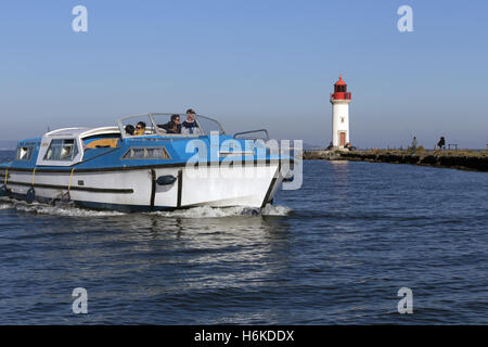 Marseillan, Occitanie, francia : 30 Ottobre 2016. Le attività dell'acqua su una bella domenica di autunno in Marseillan vicino al faro Onglous sull'Etang de Thau e l'inizio del Canal du Midi. Credito: Digitalman/Alamy Live News Foto Stock