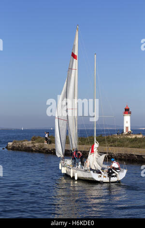 Marseillan, Occitanie, francia : 30 Ottobre 2016. Le attività dell'acqua su una bella domenica di autunno in Marseillan vicino al faro Onglous sull'Etang de Thau e l'inizio del Canal du Midi. Credito: Digitalman/Alamy Live News Foto Stock