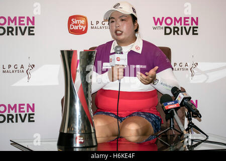 Kuala Lumpur, Malesia. 30 ott 2016. Il vincitore del 2016 LPGA Malaysia Campionato è della Cina di Shanshan Feng. Feng dando una breve intervista con reporter. Credito: Danny Chan/Alamy Live News. Foto Stock