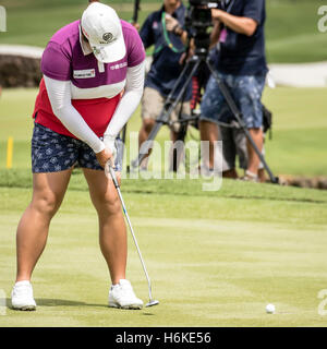 Kuala Lumpur, Malesia. 30 ott 2016. Il vincitore del 2016 LPGA Malaysia Campionato è della Cina di Shanshan Feng. Feng rendendo il suo putt finale per vincere la LPGA Malaysia campionato. Credito: Danny Chan/Alamy Live News. Foto Stock