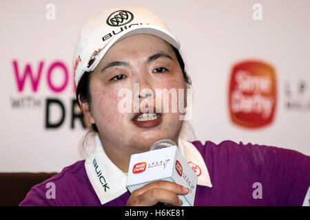 Kuala Lumpur, Malesia. 30 ott 2016. Il vincitore del 2016 LPGA Malaysia Campionato è della Cina di Shanshan Feng. Feng dando una breve intervista con reporter. Credito: Danny Chan/Alamy Live News. Foto Stock