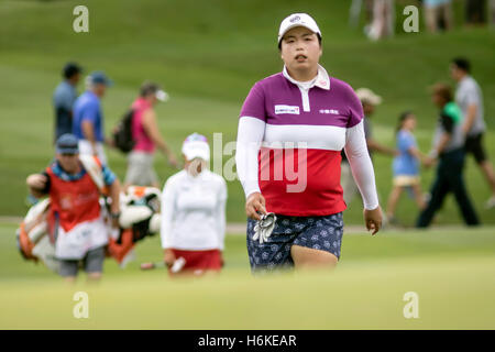 Kuala Lumpur, Malesia. 30 ott 2016. Il vincitore del 2016 LPGA Malaysia Campionato è della Cina di Shanshan Feng. Feng rendendo il suo modo al verde. Credito: Danny Chan/Alamy Live News. Foto Stock