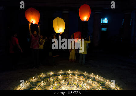 Kolkata, West Bengal, India. 29 ott 2016. Kolkata, West Bengal, India, 29 Ottobre 2016 : alla vigilia del Diwali popolo di Kolkata, India, celebrano l'occasione dalla distribuzione di sky latenterns, e accendendo candele. © Debsuddha Banerjee/ZUMA filo/Alamy Live News Foto Stock