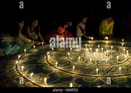 Kolkata, West Bengal, India. 29 ott 2016. Kolkata, West Bengal, India, 29 Ottobre 2016 : alla vigilia del Diwali popolo di Kolkata, India, celebrano l'occasione dalla distribuzione di sky latenterns, e accendendo candele. © Debsuddha Banerjee/ZUMA filo/Alamy Live News Foto Stock