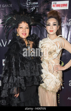 Los Angeles, California, USA. 29 ottobre, 2016. fashion designer sue wong e sam nguyen, ms. nazionali di Stati Uniti donna di realizzazione 2016, partecipare avant garde rivista della seconda annua masquerade ball 2016 tenutosi presso il maestoso centro di Los Angeles in Los Angeles, California, USA. @ Sheri determan / alamy live news Foto Stock
