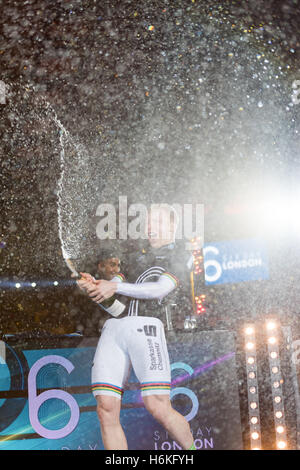 Londra, UK, 30 ottobre 2016. Vincitore del 200m battenti TT velocisti Joachim Eilers, celebrando la vittoria di Sei Giorni per Londra. Credito: pmgimaging/Alamy Live News Foto Stock