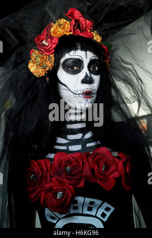 Una donna che indossa Catrina make-up in posa per una fotografia durante il giorno dei morti in Giappone presso Instituto Cervantes il 29 ottobre 2016, Tokyo, Giappone. In anticipo delle parti di Halloween a Tokyo, il Giorno dei Morti celebrazione si è tenuta presso l'Instituto Cervantes a Tokyo da organizzazioni provenienti da Messico e Giappone. L'evento annuale che consente di visualizzare più di un centinaio di teschio di zucchero i modelli e include laboratori per bambini e adulti, così come i tradizionali spettacoli. Il giorno dei morti è una vacanza messicana celebrato in tutto il Messico e la comunità messicana in altri paesi. Nel 2008 la celebrazione è stata inscritta ho Foto Stock