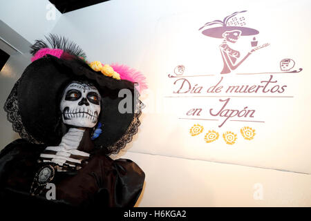 Una donna che indossa Catrina make-up in posa per una fotografia durante il giorno dei morti in Giappone presso Instituto Cervantes il 29 ottobre 2016, Tokyo, Giappone. In anticipo delle parti di Halloween a Tokyo, il Giorno dei Morti celebrazione si è tenuta presso l'Instituto Cervantes a Tokyo da organizzazioni provenienti da Messico e Giappone. L'evento annuale che consente di visualizzare più di un centinaio di teschio di zucchero i modelli e include laboratori per bambini e adulti, così come i tradizionali spettacoli. Il giorno dei morti è una vacanza messicana celebrato in tutto il Messico e la comunità messicana in altri paesi. Nel 2008 la celebrazione è stata inscritta ho Foto Stock